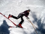 ZÁKLADNÍ KURZ SKIALPINISMU 10.-12.2.2012, Nádherné počasí, přes den teplo a slunce, v noci mrazivo, prašánek a parta zapálených mladých a krásných lidí. No co by mohlo být lepší... Skol! A ať žijí gastro zážitky a skialpinismus! - fotografie 23