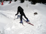 ZÁKLADNÍ KURZ SKIALPINISMU 10.-12.2.2012, Nádherné počasí, přes den teplo a slunce, v noci mrazivo, prašánek a parta zapálených mladých a krásných lidí. No co by mohlo být lepší... Skol! A ať žijí gastro zážitky a skialpinismus! - fotografie 25