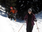 ZÁKLADNÍ KURZ SKIALPINISMU 10.-12.2.2012, Nádherné počasí, přes den teplo a slunce, v noci mrazivo, prašánek a parta zapálených mladých a krásných lidí. No co by mohlo být lepší... Skol! A ať žijí gastro zážitky a skialpinismus! - fotografie 27