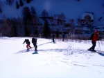 ZÁKLADNÍ KURZ SKIALPINISMU 10.-12.2.2012, Nádherné počasí, přes den teplo a slunce, v noci mrazivo, prašánek a parta zapálených mladých a krásných lidí. No co by mohlo být lepší... Skol! A ať žijí gastro zážitky a skialpinismus! - fotografie 49