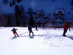 ZÁKLADNÍ KURZ SKIALPINISMU 10.-12.2.2012, Nádherné počasí, přes den teplo a slunce, v noci mrazivo, prašánek a parta zapálených mladých a krásných lidí. No co by mohlo být lepší... Skol! A ať žijí gastro zážitky a skialpinismus! - fotografie 51