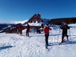 ZÁKLADNÍ KURZ SKIALPINISMU 10.-12.2.2012, Nádherné počasí, přes den teplo a slunce, v noci mrazivo, prašánek a parta zapálených mladých a krásných lidí. No co by mohlo být lepší... Skol! A ať žijí gastro zážitky a skialpinismus! - fotografie 69