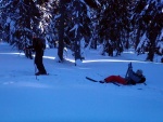 ZÁKLADNÍ KURZ SKIALPINISMU 10.-12.2.2012, Nádherné počasí, přes den teplo a slunce, v noci mrazivo, prašánek a parta zapálených mladých a krásných lidí. No co by mohlo být lepší... Skol! A ať žijí gastro zážitky a skialpinismus! - fotografie 72