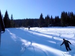 ZÁKLADNÍ KURZ SKIALPINISMU 10.-12.2.2012, Nádherné počasí, přes den teplo a slunce, v noci mrazivo, prašánek a parta zapálených mladých a krásných lidí. No co by mohlo být lepší... Skol! A ať žijí gastro zážitky a skialpinismus! - fotografie 105