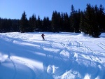 ZÁKLADNÍ KURZ SKIALPINISMU 10.-12.2.2012, Nádherné počasí, přes den teplo a slunce, v noci mrazivo, prašánek a parta zapálených mladých a krásných lidí. No co by mohlo být lepší... Skol! A ať žijí gastro zážitky a skialpinismus! - fotografie 114
