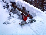 ZÁKLADNÍ KURZ SKIALPINISMU 10.-12.2.2012, Nádherné počasí, přes den teplo a slunce, v noci mrazivo, prašánek a parta zapálených mladých a krásných lidí. No co by mohlo být lepší... Skol! A ať žijí gastro zážitky a skialpinismus! - fotografie 141