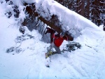 ZÁKLADNÍ KURZ SKIALPINISMU 10.-12.2.2012, Nádherné počasí, přes den teplo a slunce, v noci mrazivo, prašánek a parta zapálených mladých a krásných lidí. No co by mohlo být lepší... Skol! A ať žijí gastro zážitky a skialpinismus! - fotografie 142