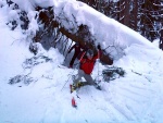 ZÁKLADNÍ KURZ SKIALPINISMU 10.-12.2.2012, Nádherné počasí, přes den teplo a slunce, v noci mrazivo, prašánek a parta zapálených mladých a krásných lidí. No co by mohlo být lepší... Skol! A ať žijí gastro zážitky a skialpinismus! - fotografie 143