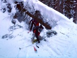 ZÁKLADNÍ KURZ SKIALPINISMU 10.-12.2.2012, Nádherné počasí, přes den teplo a slunce, v noci mrazivo, prašánek a parta zapálených mladých a krásných lidí. No co by mohlo být lepší... Skol! A ať žijí gastro zážitky a skialpinismus! - fotografie 145