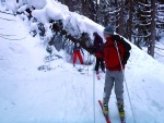 ZÁKLADNÍ KURZ SKIALPINISMU 10.-12.2.2012, Nádherné počasí, přes den teplo a slunce, v noci mrazivo, prašánek a parta zapálených mladých a krásných lidí. No co by mohlo být lepší... Skol! A ať žijí gastro zážitky a skialpinismus! - fotografie 149