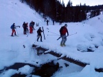 ZÁKLADNÍ KURZ SKIALPINISMU 10.-12.2.2012, Nádherné počasí, přes den teplo a slunce, v noci mrazivo, prašánek a parta zapálených mladých a krásných lidí. No co by mohlo být lepší... Skol! A ať žijí gastro zážitky a skialpinismus! - fotografie 154