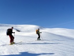SKIALPINISTICKÉ ELDORÁDO, Tahle parta vedená Hanzem a Salámkem měla neskutečnou kliku na počasí... Spousta sněhu, slunce, lavin i nastoupaných výškových metrů a vypitých kvasnic. Tahle partička si poradila se vším, včetně náro - fotografie 288