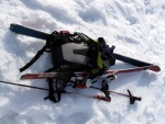 SKIALPINISTICKÉ ELDORÁDO, Tahle parta vedená Hanzem a Salámkem měla neskutečnou kliku na počasí... Spousta sněhu, slunce, lavin i nastoupaných výškových metrů a vypitých kvasnic. Tahle partička si poradila se vším, včetně náro - fotografie 324