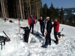 Základní kurz skialpinismu 16.-18.3.2012, Parádní jarní počásko, tvrdý firn a čistě chlapská parta. K tomu vyvrcholení na Sněžce a bezva náladička. Prostě se to vydařilo. - fotografie 62
