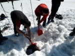 Základní kurz skialpinismu 16.-18.3.2012, Parádní jarní počásko, tvrdý firn a čistě chlapská parta. K tomu vyvrcholení na Sněžce a bezva náladička. Prostě se to vydařilo. - fotografie 73