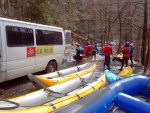 RAFTING NA JIZEŘE 2012, Konečně pěkná voda v podobě 25m3, škoda jen toho ochlazení. Všechno klaplo jak mělo a navíc byl objěven systém napojení zlomeného pádla pomocí záchranářského pásu z vesty. - fotografie 1