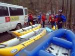 RAFTING NA JIZEŘE 2012, Konečně pěkná voda v podobě 25m3, škoda jen toho ochlazení. Všechno klaplo jak mělo a navíc byl objěven systém napojení zlomeného pádla pomocí záchranářského pásu z vesty. - fotografie 5