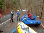 RAFTING NA JIZEŘE 2012, Konečně pěkná voda v podobě 25m3, škoda jen toho ochlazení. Všechno klaplo jak mělo a navíc byl objěven systém napojení zlomeného pádla pomocí záchranářského pásu z vesty. - fotografie 7