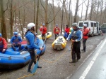 RAFTING NA JIZEŘE 2012, Konečně pěkná voda v podobě 25m3, škoda jen toho ochlazení. Všechno klaplo jak mělo a navíc byl objěven systém napojení zlomeného pádla pomocí záchranářského pásu z vesty. - fotografie 9