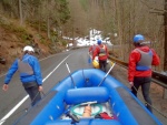 RAFTING NA JIZEŘE 2012, Konečně pěkná voda v podobě 25m3, škoda jen toho ochlazení. Všechno klaplo jak mělo a navíc byl objěven systém napojení zlomeného pádla pomocí záchranářského pásu z vesty. - fotografie 11