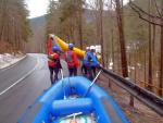 RAFTING NA JIZEŘE 2012, Konečně pěkná voda v podobě 25m3, škoda jen toho ochlazení. Všechno klaplo jak mělo a navíc byl objěven systém napojení zlomeného pádla pomocí záchranářského pásu z vesty. - fotografie 14