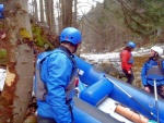 RAFTING NA JIZEŘE 2012, Konečně pěkná voda v podobě 25m3, škoda jen toho ochlazení. Všechno klaplo jak mělo a navíc byl objěven systém napojení zlomeného pádla pomocí záchranářského pásu z vesty. - fotografie 19