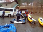 RAFTING NA JIZEŘE 2012, Konečně pěkná voda v podobě 25m3, škoda jen toho ochlazení. Všechno klaplo jak mělo a navíc byl objěven systém napojení zlomeného pádla pomocí záchranářského pásu z vesty. - fotografie 20