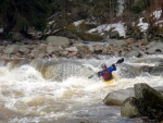 RAFTING NA JIZEŘE 2012, Konečně pěkná voda v podobě 25m3, škoda jen toho ochlazení. Všechno klaplo jak mělo a navíc byl objěven systém napojení zlomeného pádla pomocí záchranářského pásu z vesty. - fotografie 22