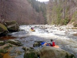 RAFTING NA JIZEŘE duben 2012, Příjemná voda, slunce i mraky, pohoda na lodích a raftech, usměvaví mladí a krásní lidé v posádkách. Díky Krakonoši - fotografie 7