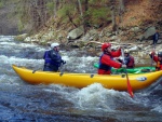 RAFTING NA JIZEŘE duben 2012, Příjemná voda, slunce i mraky, pohoda na lodích a raftech, usměvaví mladí a krásní lidé v posádkách. Díky Krakonoši - fotografie 12