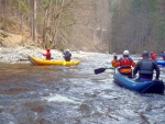 RAFTING NA JIZEŘE duben 2012, Příjemná voda, slunce i mraky, pohoda na lodích a raftech, usměvaví mladí a krásní lidé v posádkách. Díky Krakonoši - fotografie 14
