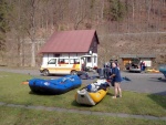 RAFTING NA JIZEŘE duben 2012, Příjemná voda, slunce i mraky, pohoda na lodích a raftech, usměvaví mladí a krásní lidé v posádkách. Díky Krakonoši - fotografie 38