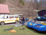 RAFTING NA JIZEŘE duben 2012, Příjemná voda, slunce i mraky, pohoda na lodích a raftech, usměvaví mladí a krásní lidé v posádkách. Díky Krakonoši - fotografie 39