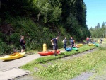 KAJAKOVÁ ŠKOLA HORNÍ JIZERA, Perfektní a pohodový tým padlerů :-) Škoda že nevyšla předpověd ohledně deště a tak jsme jen hoblovali Kamenici a Jizeru a pilovali techniku. Nezbývá mi než všechny účastníky pochválit. Mára - fotografie 58