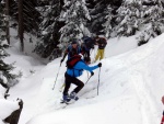 ZÁKLADNÍ KURZ SKIALPINISMU 15.-17.2.2013, Parádní, v téměř čistě chlapská záležtost. Brilantní sněhové podmínky a pohoda v týmu a žádostivost se něco dozvědět. Všichni se naučili skvěle nakopnout Harleye a nejen to... - fotografie 16
