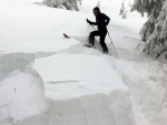 SKIALPINISTICKÝ VÍKEND V KRKONOŠÍCH tentokrát ze ŠPINDLU, Tak to byla opravdová zima! mrtě nového sněhu, vysoká lavinovka 3-4, ale náladička v týmu bezvadná. Využili jsme pohostinnosti Martinovky a dali si KRNAPEM povolené trasy v Údolí Bílého Labe a na Labs - fotografie 11