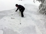 SKIALPINISTICKÝ VÍKEND V KRKONOŠÍCH tentokrát ze ŠPINDLU, Tak to byla opravdová zima! mrtě nového sněhu, vysoká lavinovka 3-4, ale náladička v týmu bezvadná. Využili jsme pohostinnosti Martinovky a dali si KRNAPEM povolené trasy v Údolí Bílého Labe a na Labs - fotografie 16