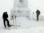 SKIALPINISTICKÝ VÍKEND V KRKONOŠÍCH tentokrát ze ŠPINDLU, Tak to byla opravdová zima! mrtě nového sněhu, vysoká lavinovka 3-4, ale náladička v týmu bezvadná. Využili jsme pohostinnosti Martinovky a dali si KRNAPEM povolené trasy v Údolí Bílého Labe a na Labs - fotografie 73