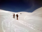 SKIALPINISTICKÉ ELDORADO 1.-3.3.2013 - tentokrát slunečně prašanová orgie, Tak tohle bych vám všem přál zažít! Slunce, prašan, báječná parta, spousta legrace při sjezdech... prostě parádička - fotografie 38