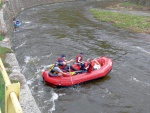 ODEMYKÁNÍ ÚPY 2013, Parádní rychlá voda, báječná atmosféra a ty buřtíky na Slatině neměli vadu. A těch pár kapek kolem oběda, to byla jen taková maličká skvrnka na jinak nádherném dnu. - fotografie 55