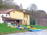 ODEMYKÁNÍ ÚPY 2013, Parádní rychlá voda, báječná atmosféra a ty buřtíky na Slatině neměli vadu. A těch pár kapek kolem oběda, to byla jen taková maličká skvrnka na jinak nádherném dnu. - fotografie 61