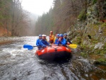 RAFTING JIZERA 29.4.2013, Krakonoš letos pouští luxusní vodu a tak jsme si to pořádně užili! Velké vlny, peřeje, díra a žumpy, válce prostě nádhera. Nedělní jízdy byly šťavnatější, ale v sobotu bylo zase tepleji. Fakt parádní - fotografie 4