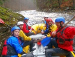 RAFTING JIZERA 29.4.2013, Krakonoš letos pouští luxusní vodu a tak jsme si to pořádně užili! Velké vlny, peřeje, díra a žumpy, válce prostě nádhera. Nedělní jízdy byly šťavnatější, ale v sobotu bylo zase tepleji. Fakt parádní - fotografie 5