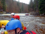RAFTING JIZERA 29.4.2013, Krakonoš letos pouští luxusní vodu a tak jsme si to pořádně užili! Velké vlny, peřeje, díra a žumpy, válce prostě nádhera. Nedělní jízdy byly šťavnatější, ale v sobotu bylo zase tepleji. Fakt parádní - fotografie 12