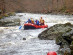 RAFTING JIZERA 29.4.2013, Krakonoš letos pouští luxusní vodu a tak jsme si to pořádně užili! Velké vlny, peřeje, díra a žumpy, válce prostě nádhera. Nedělní jízdy byly šťavnatější, ale v sobotu bylo zase tepleji. Fakt parádní - fotografie 18
