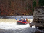 RAFTING JIZERA 29.4.2013, Krakonoš letos pouští luxusní vodu a tak jsme si to pořádně užili! Velké vlny, peřeje, díra a žumpy, válce prostě nádhera. Nedělní jízdy byly šťavnatější, ale v sobotu bylo zase tepleji. Fakt parádní - fotografie 26