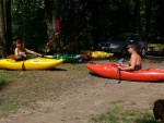 KAJAKOVÁ ŠKOLA ZÁKLADNÍ KURZ JIZERA 2013, Parádní počasí a teplo přineslo vítané občerstvení v chladivé Jizeře. Pádlovalo se jak na Jizeře tak na Kamenici a ke všeobecné spokojenosti. Tak tu máme zase pár kajakářů - fotografie 13