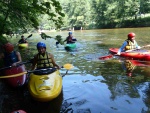 KAJAKOVÁ ŠKOLA ZÁKLADNÍ KURZ JIZERA 2013, Parádní počasí a teplo přineslo vítané občerstvení v chladivé Jizeře. Pádlovalo se jak na Jizeře tak na Kamenici a ke všeobecné spokojenosti. Tak tu máme zase pár kajakářů - fotografie 17