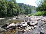 KAJAKOVÁ ŠKOLA ZÁKLADNÍ KURZ JIZERA 2013, Parádní počasí a teplo přineslo vítané občerstvení v chladivé Jizeře. Pádlovalo se jak na Jizeře tak na Kamenici a ke všeobecné spokojenosti. Tak tu máme zase pár kajakářů - fotografie 24