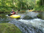 KAJAKOVÁ ŠKOLA ZÁKLADNÍ KURZ JIZERA 2013, Parádní počasí a teplo přineslo vítané občerstvení v chladivé Jizeře. Pádlovalo se jak na Jizeře tak na Kamenici a ke všeobecné spokojenosti. Tak tu máme zase pár kajakářů - fotografie 50